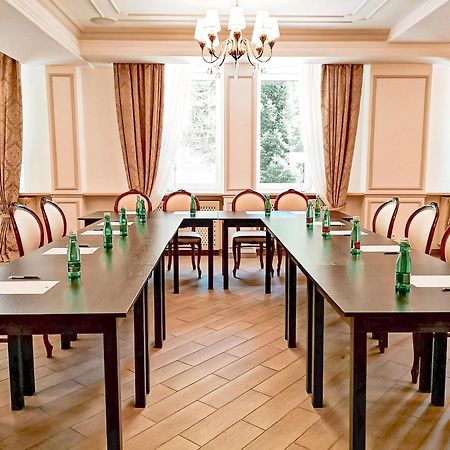 Honour And Grace Hotel ヤーヒモフ エクステリア 写真