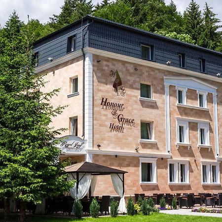 Honour And Grace Hotel ヤーヒモフ エクステリア 写真