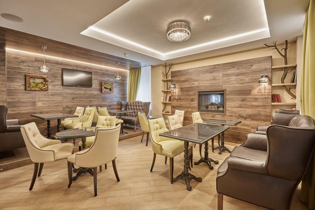 Honour And Grace Hotel ヤーヒモフ エクステリア 写真