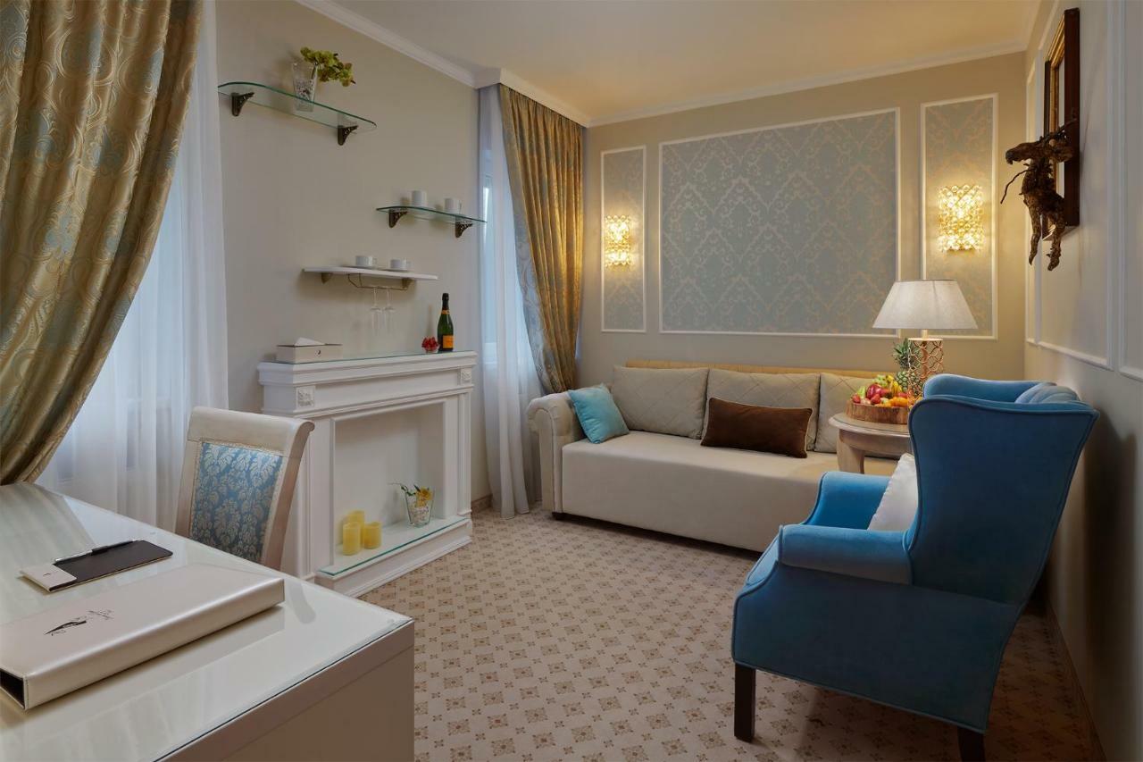 Honour And Grace Hotel ヤーヒモフ エクステリア 写真
