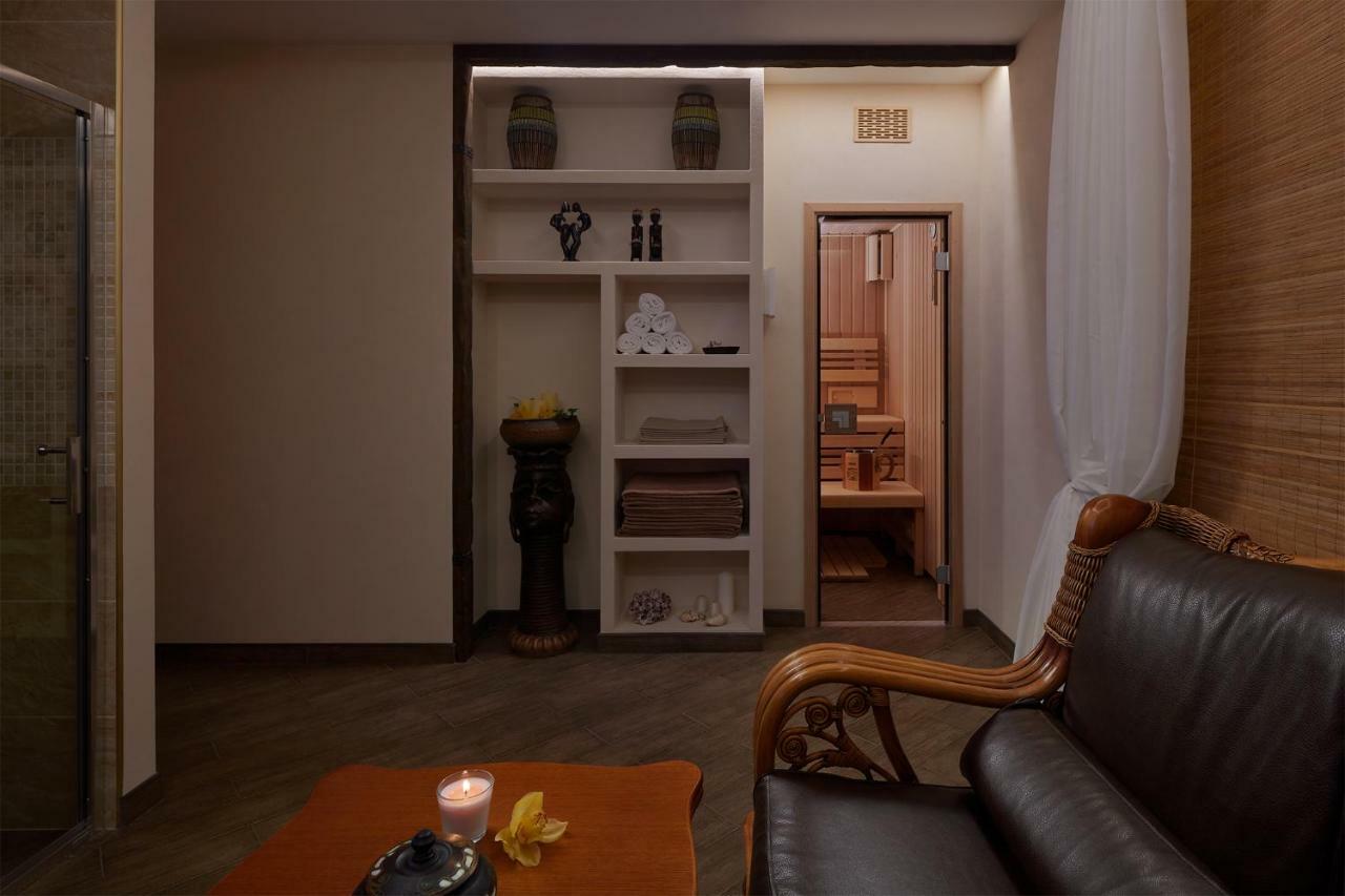 Honour And Grace Hotel ヤーヒモフ エクステリア 写真