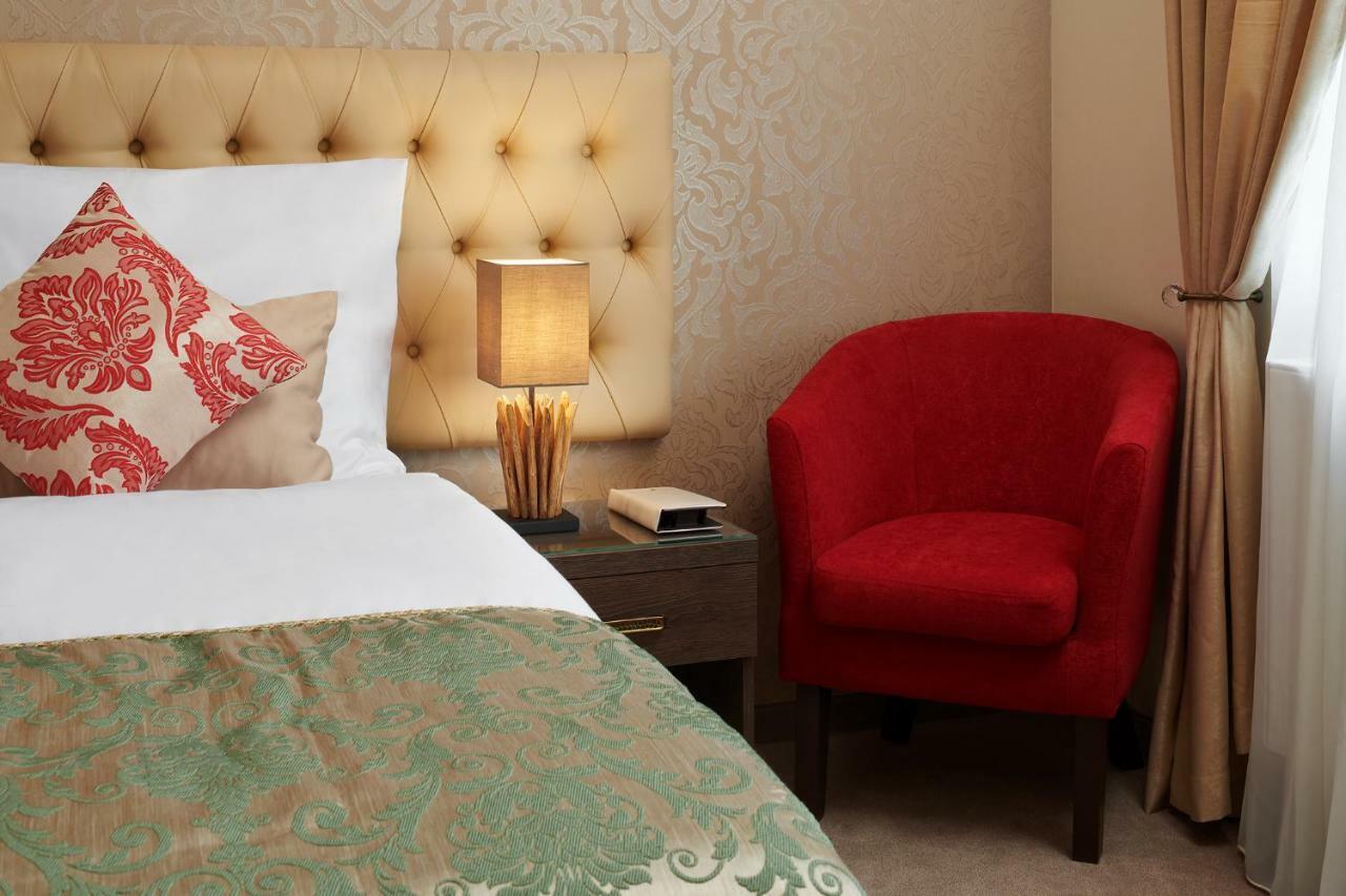 Honour And Grace Hotel ヤーヒモフ エクステリア 写真