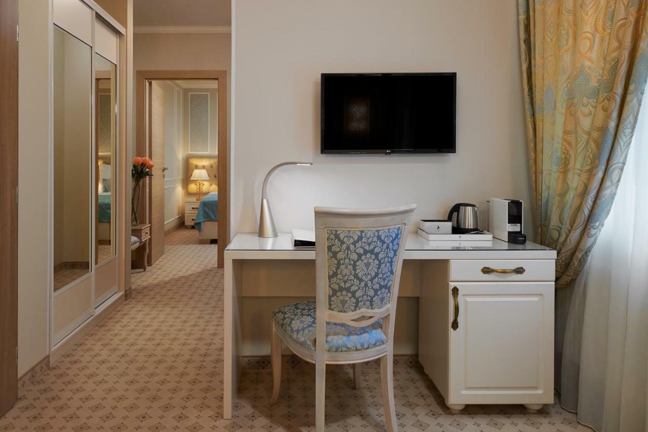 Honour And Grace Hotel ヤーヒモフ エクステリア 写真