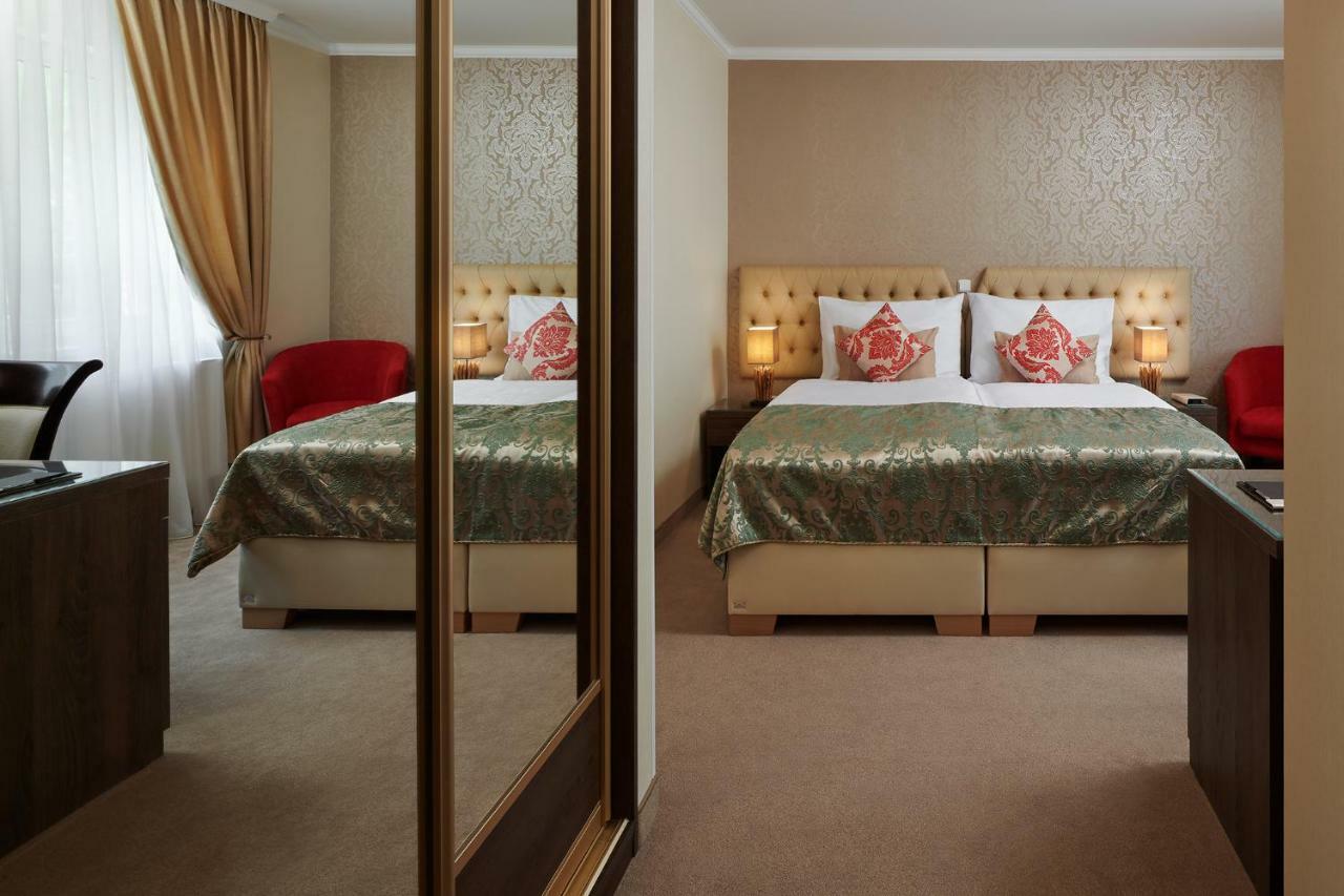 Honour And Grace Hotel ヤーヒモフ エクステリア 写真