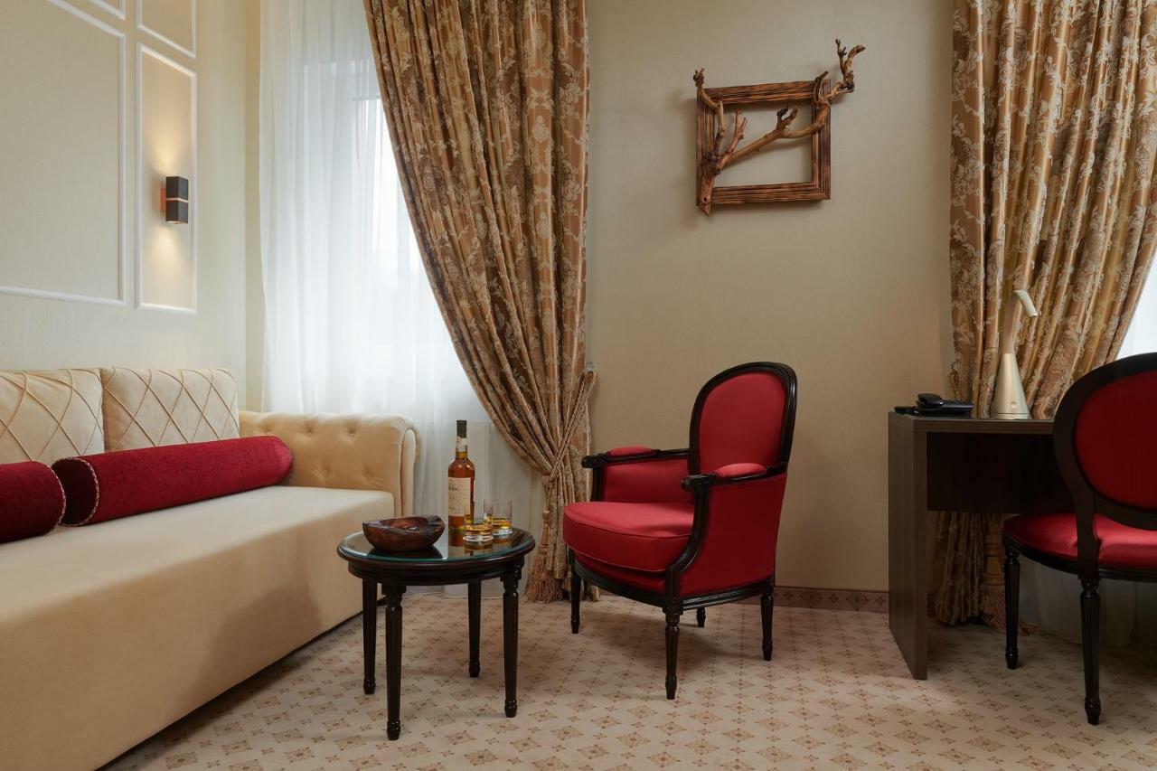 Honour And Grace Hotel ヤーヒモフ エクステリア 写真
