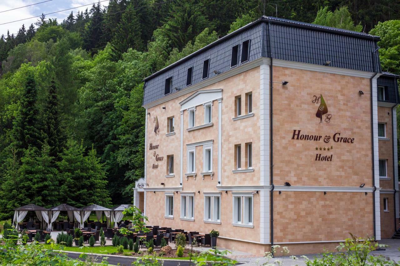Honour And Grace Hotel ヤーヒモフ エクステリア 写真